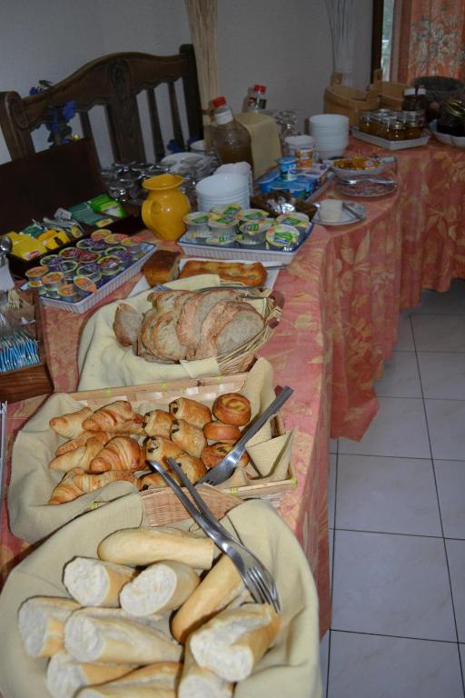a long table with many different types of food at Logis Hôtel Le Vieil Amandier in Trigance