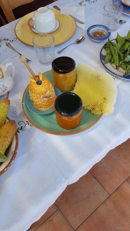 een tafel met een bord eten erop bij Agriturismo SoleMare in Stromboli