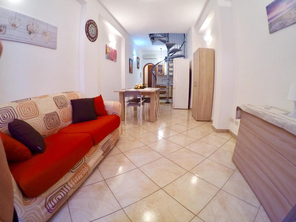 サン・ヴィート・ロ・カーポにあるAlla Corte del Bluのリビングルーム(赤いソファ付)、キッチン