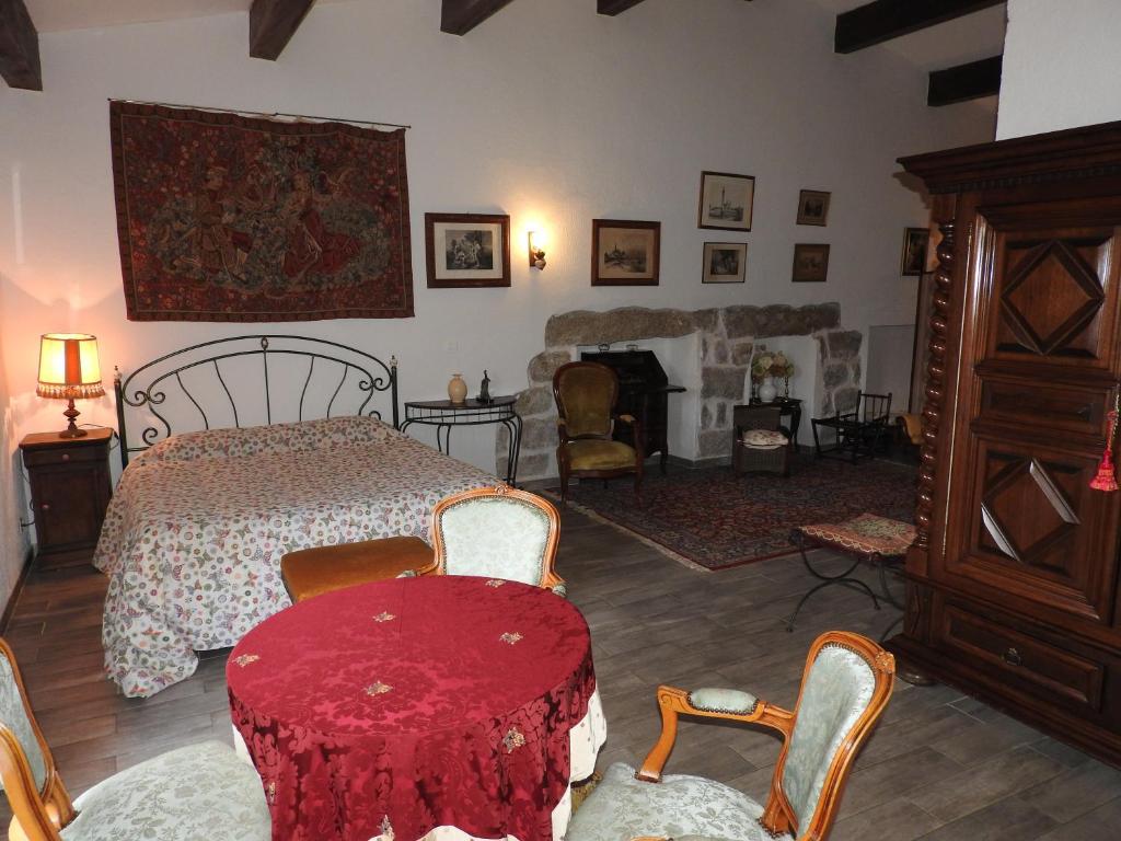 - une chambre avec un lit, une table et des chaises dans l'établissement U Fragnu di perruccio, à Levie