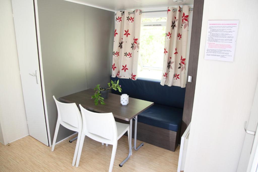 une petite salle à manger avec une table et des chaises dans l&#39;établissement Camping La Clé des Champs, à Saint-Nectaire