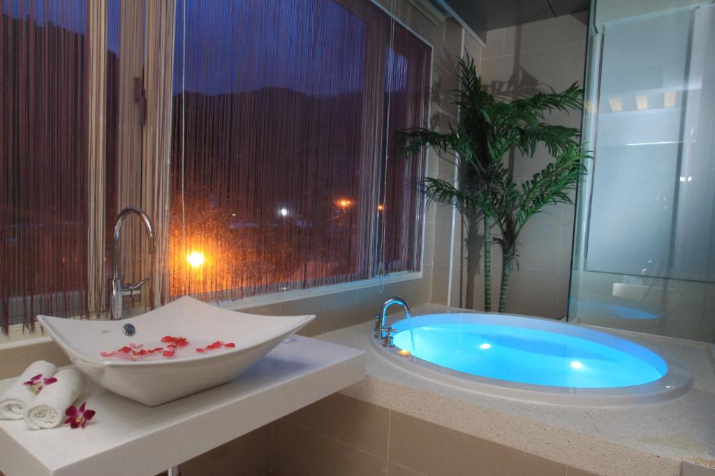 La salle de bains est pourvue d'une baignoire et d'un lavabo. dans l'établissement Cha Guo Zi, à Datong