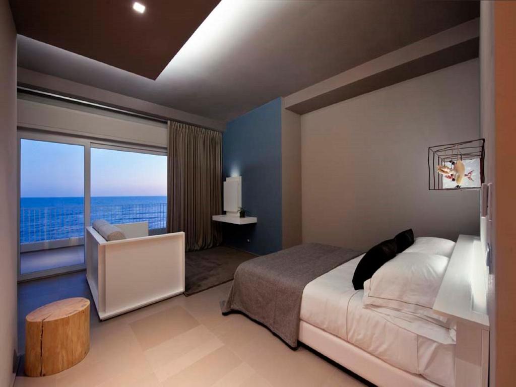 - une chambre avec un lit et une vue sur l'océan dans l'établissement Il Fogliano Hotel New Life, à Latina