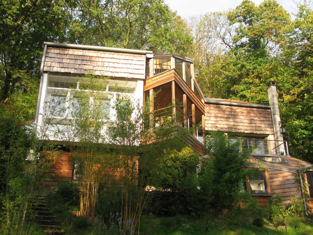 an old house in the middle of the forest at Maison des Bois in Bièvres