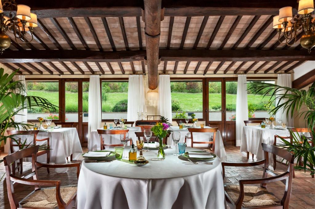 Reštaurácia alebo iné gastronomické zariadenie v ubytovaní Relais Osteria Dell'Orcia