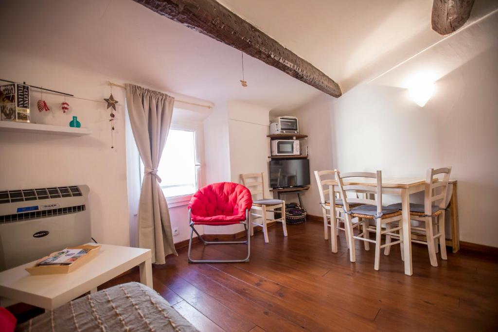 un soggiorno con tavolo e sedie di Le Suquet Style by Connexion a Cannes