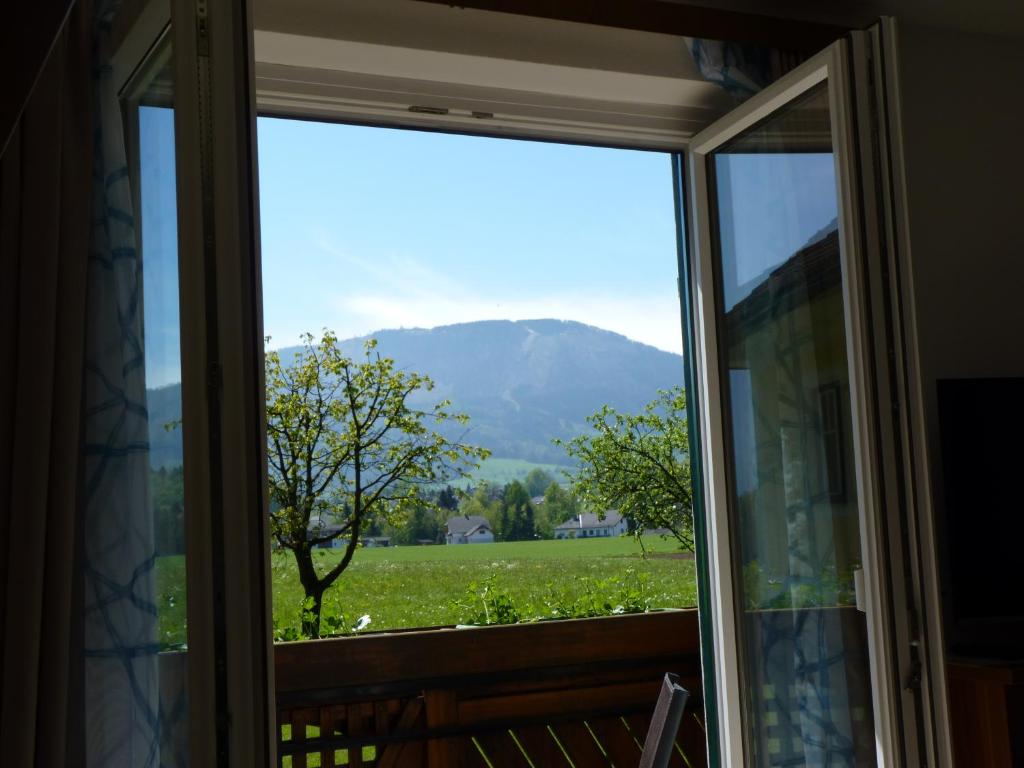 Vista generica sulle montagne o vista sulle montagne dall'interno dell'appartamento