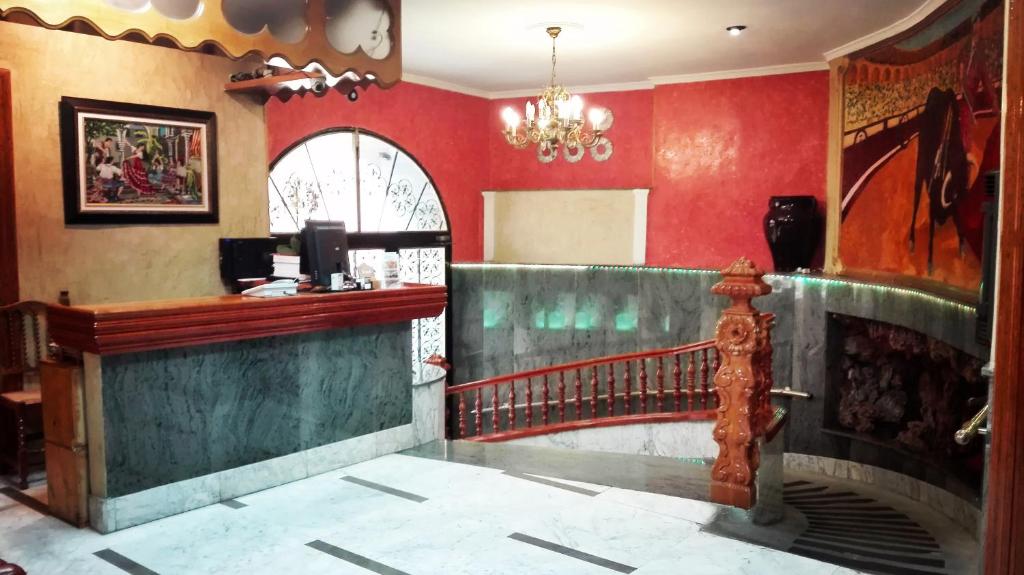 蘭哈龍的住宿－Hostal Manolete，红色的房间,设有水槽和柜台