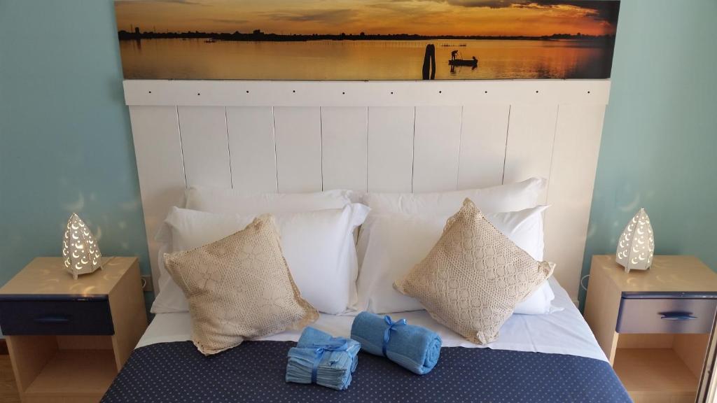 A bed or beds in a room at Hotel Danubio