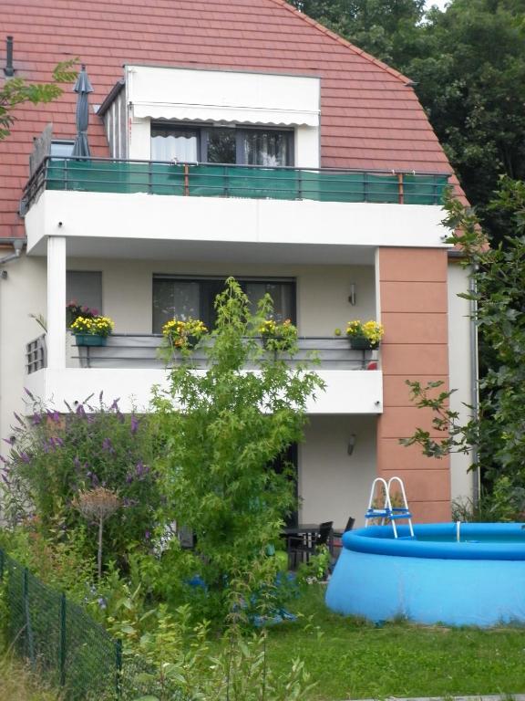 une maison avec un bateau bleu devant elle dans l'établissement Villa Verdi, à Ostheim