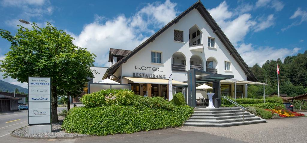 um grande edifício branco com uma placa em frente em Hotel Thorenberg em Lucerna