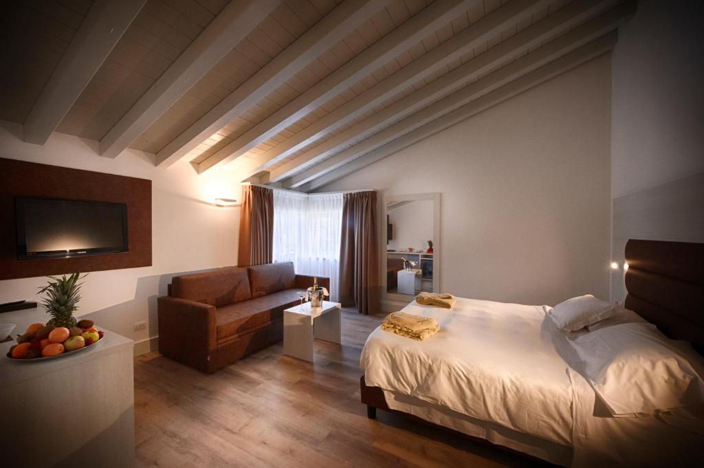Een bed of bedden in een kamer bij Bella Hotel & Restaurant with private dock for mooring boats