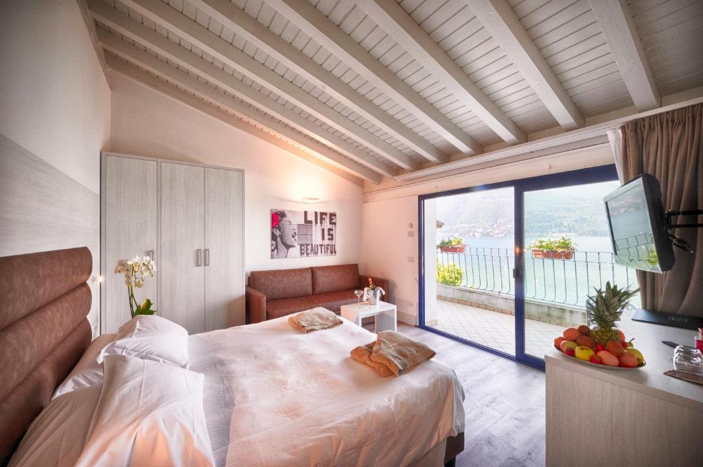 Een bed of bedden in een kamer bij Bella Hotel & Restaurant with private dock for mooring boats