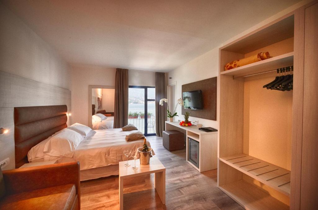 Een bed of bedden in een kamer bij Bella Hotel & Restaurant with private dock for mooring boats