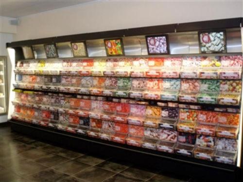 Supermarket nebo jiné obchody v  motelu nebo okolí