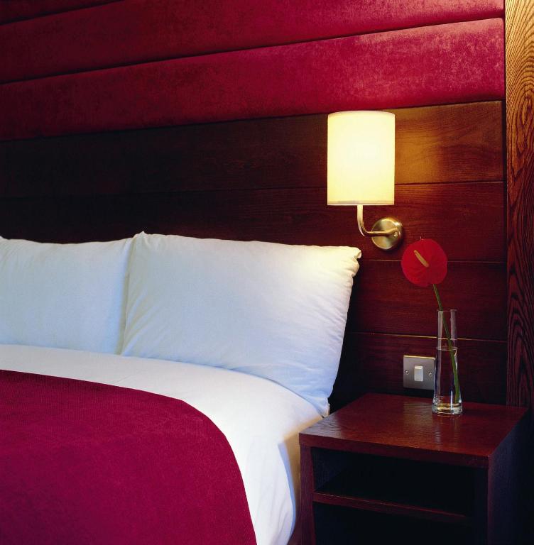 Postel nebo postele na pokoji v ubytování Cavan Crystal Hotel