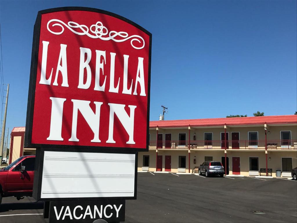 un panneau indiquant une auberge de la belita dans un parking dans l'établissement La Bella Inn, à Tavares