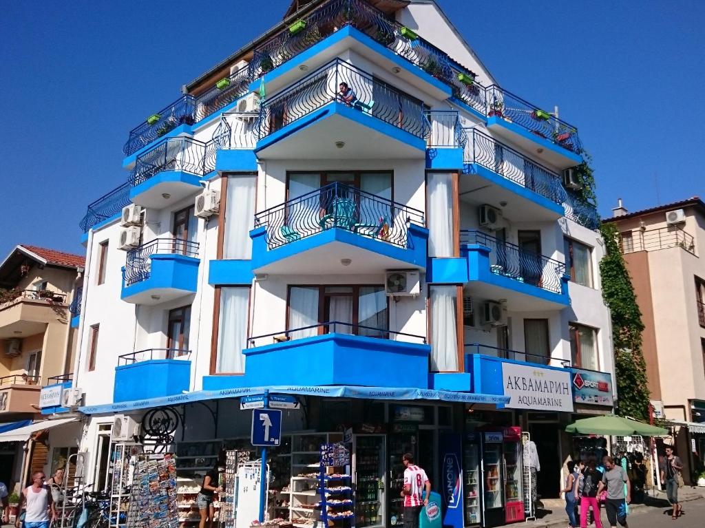 ソゾポルにあるAquamarineの青いバルコニー付きの通り沿いの建物