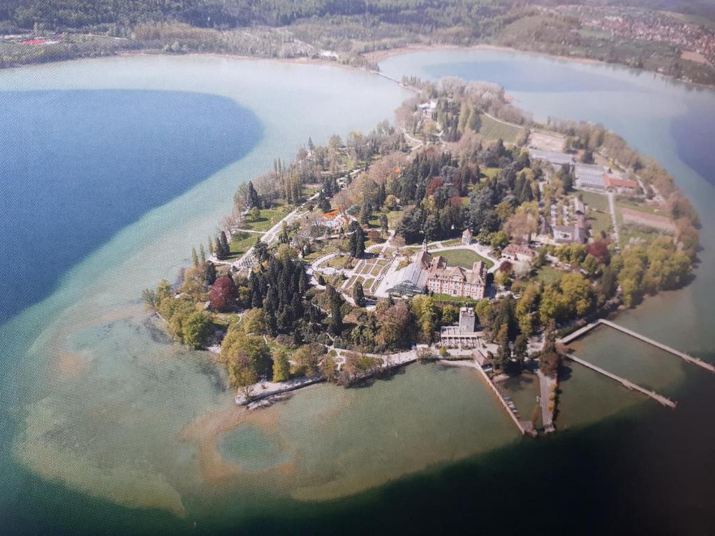 eine Luftansicht eines Hauses auf einer Insel im Wasser in der Unterkunft Ferienwohnung Messmer in Konstanz