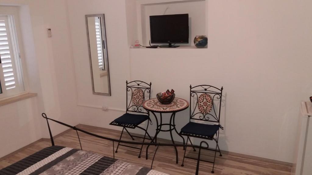Televízia a/alebo spoločenská miestnosť v ubytovaní Rooms Kvestic