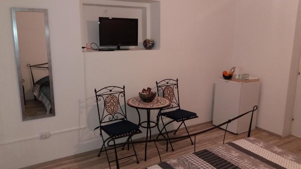 Televízia a/alebo spoločenská miestnosť v ubytovaní Rooms Kvestic