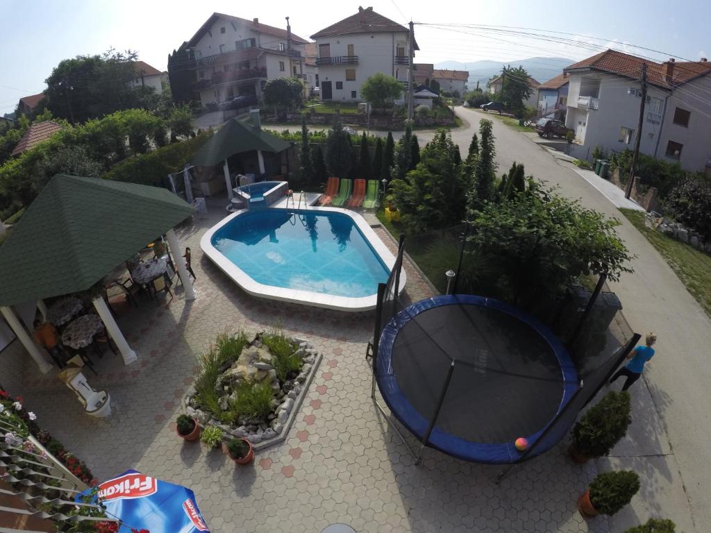 vista sul tetto di una piscina in un cortile posteriore di Apartments Nikolić a Soko Banja