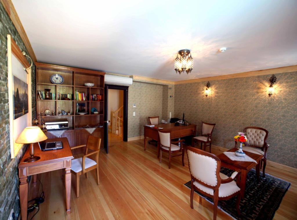 A seating area at Lalinn Hotel