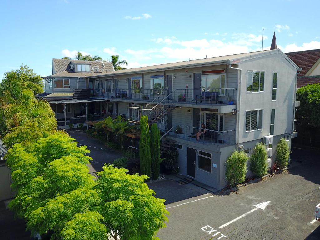 an aerial view of a large white house at Abaco on Jervois in Auckland