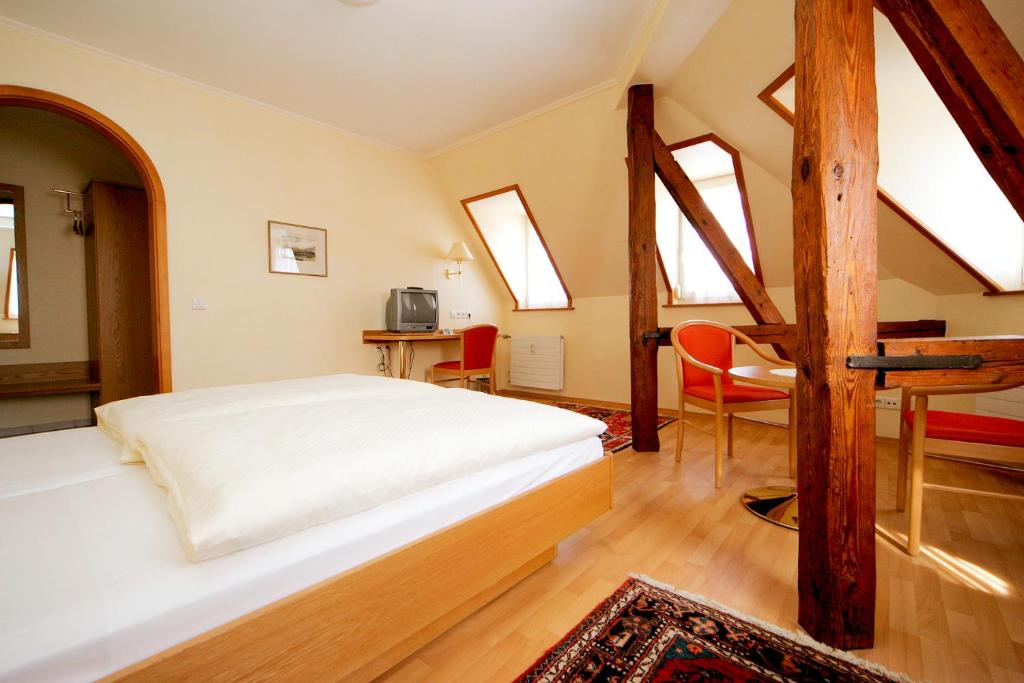 Postel nebo postele na pokoji v ubytování Hotel Hirschen