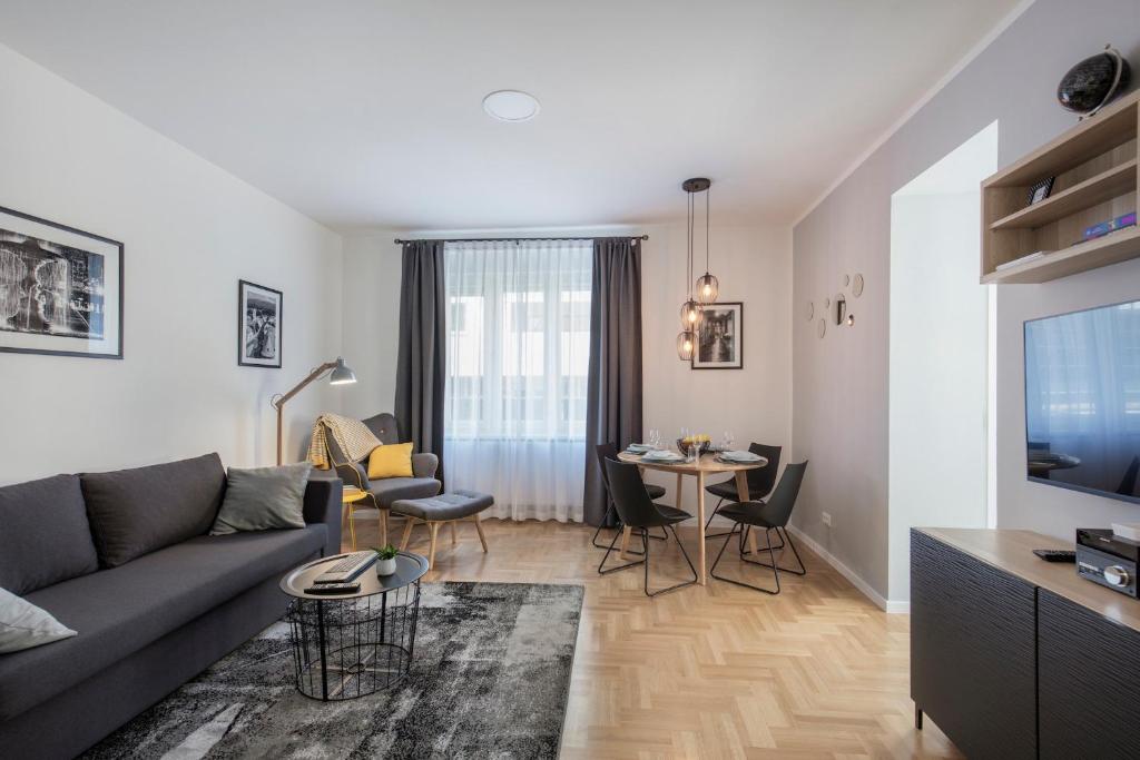 札格雷布的住宿－Apartments N10 Zagreb，客厅配有沙发和桌子