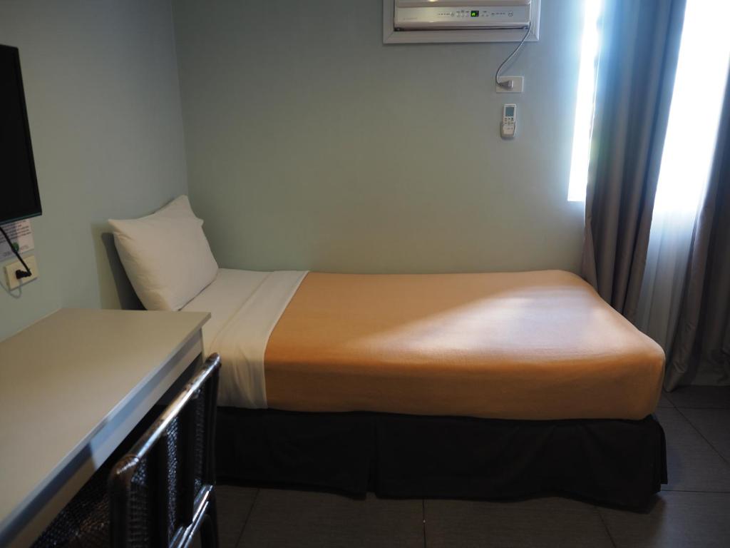 Postel nebo postele na pokoji v ubytování Cebu R Hotel Mabolo