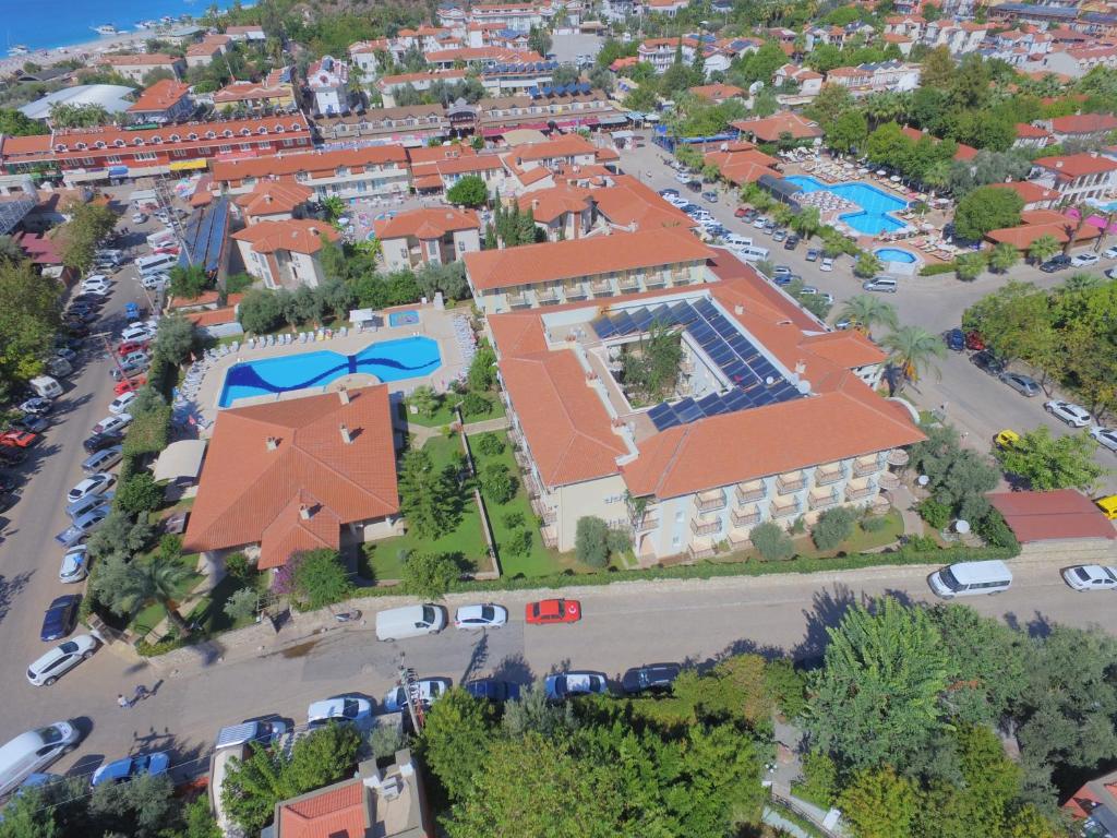 una vista aérea de un edificio con aparcamiento en Mavruka Hotel, en Ölüdeniz