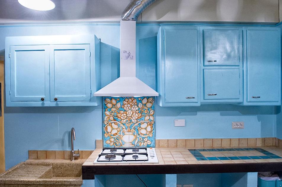 una cucina con armadi blu e un piano cottura con forno di Casa vacanze Fatucchi a Foiano della Chiana
