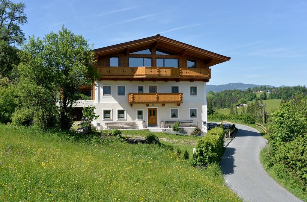 ein Haus auf einem Hügel mit einer Straße in der Unterkunft Obereinschneithof in Schwendt