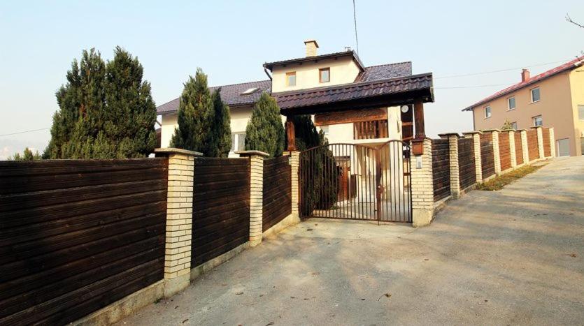 een hek voor een huis met een hek bij Apartments Villa Tajra in Sarajevo