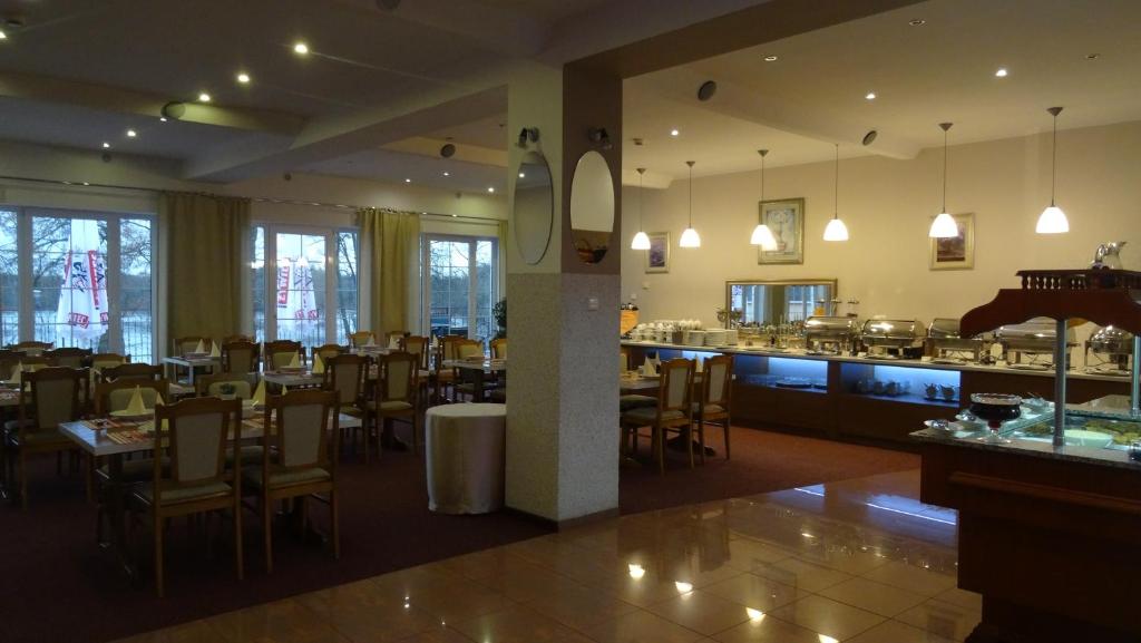 Reštaurácia alebo iné gastronomické zariadenie v ubytovaní Eva