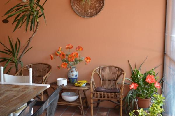 een eetkamer met stoelen en een tafel met bloemen bij B&B Tenuta Zavaia in Santarcangelo di Romagna