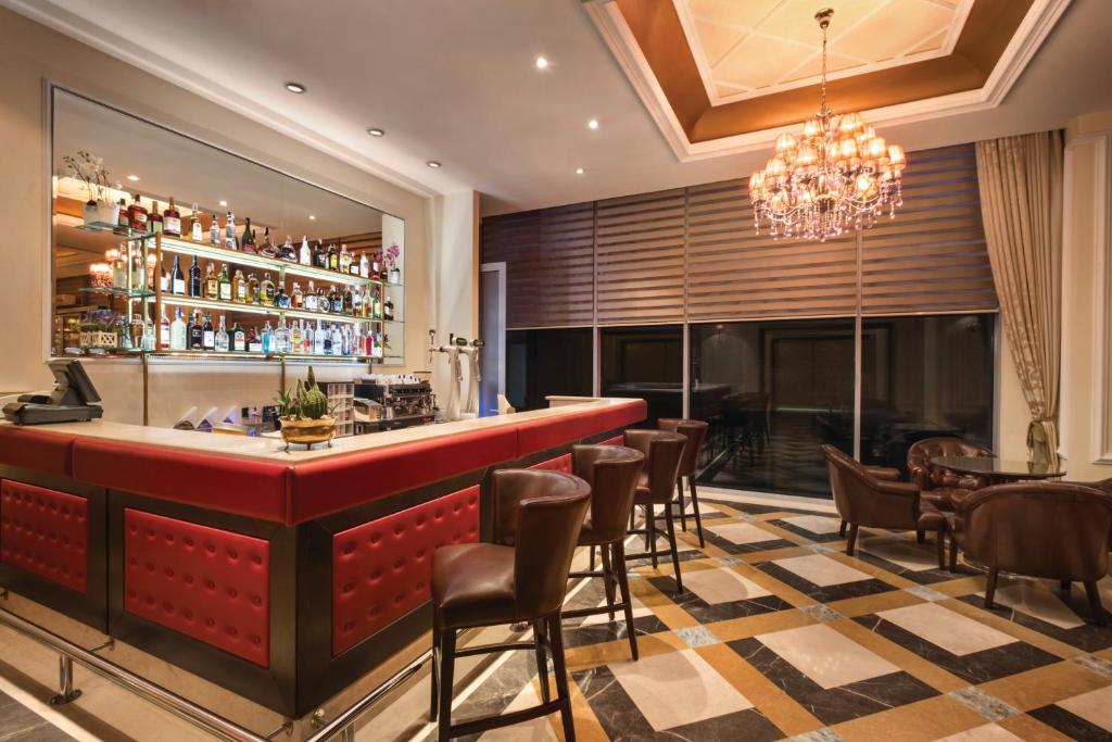 Lounge nebo bar v ubytování Ramada Plaza by Wyndham Gevgelija