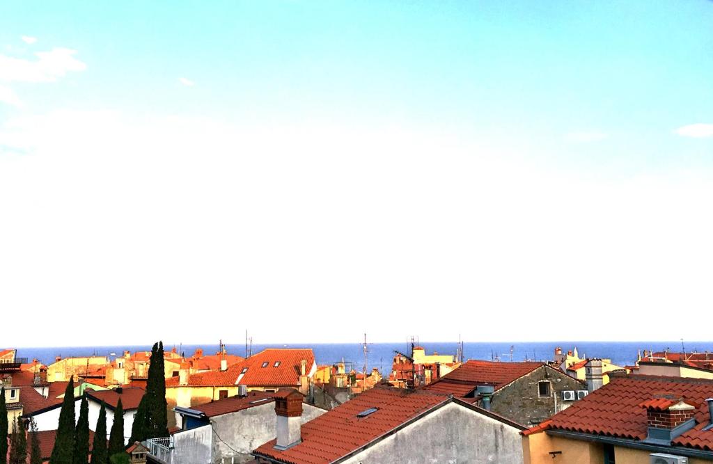 einen Blick auf die Dächer einer Stadt in der Unterkunft Captain Marino apartments in Piran