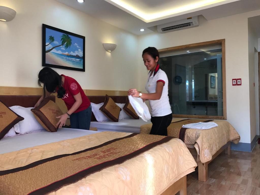 Due donne in una camera d'albergo con due letti di Tuan Anh Cua Lo Hotel a Cửa Lô