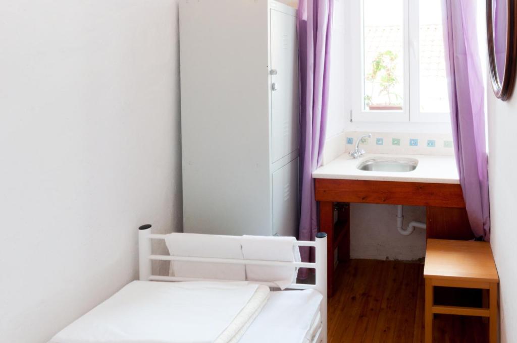 Кровать или кровати в номере Old Town Hostel
