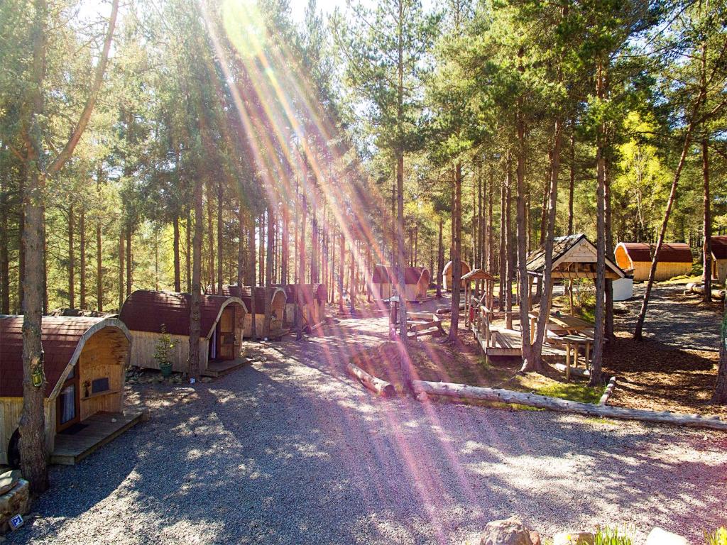 einen Park mit Spielplatz mit Bäumen im Hintergrund in der Unterkunft Camping Pod Heaven in Brackla