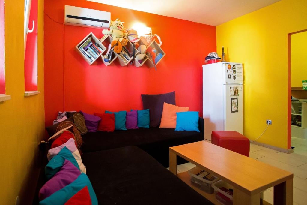 un soggiorno con divano e frigorifero di Outlanders Tribe Hostel a Spalato (Split)