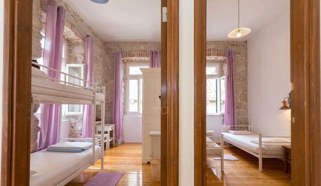 Кровать или кровати в номере Old Town Hostel