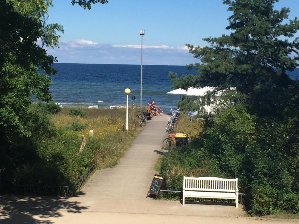 ボルテンハーゲンにあるHaus Sonnenscheinの浜辺の小道のベンチ