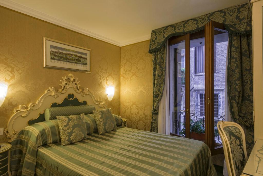 Postel nebo postele na pokoji v ubytování Hotel Becher