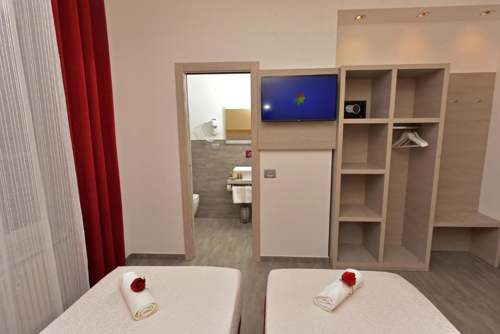 TV a/nebo společenská místnost v ubytování Eden Rooms