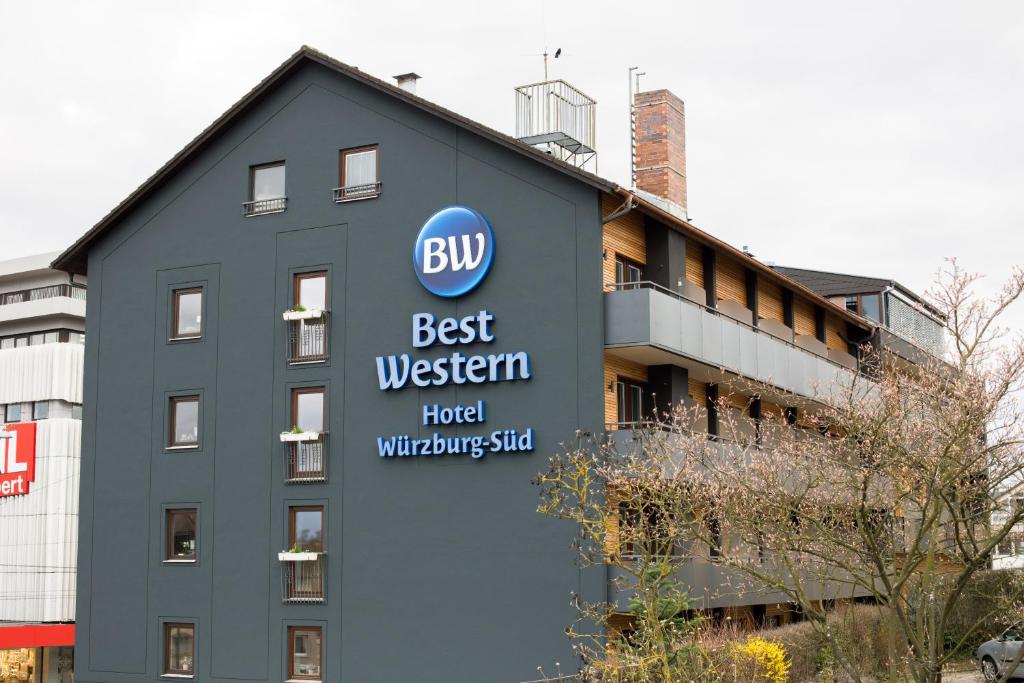 un bâtiment avec un panneau indiquant le meilleur hangar à vent ouest de l'hôtel dans l'établissement BEST WESTERN Hotel Würzburg-Süd, à Wurtzbourg