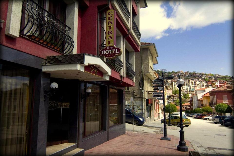 un bâtiment avec un panneau sur le côté d'une rue dans l'établissement Hotel Central, à Veliko Tarnovo