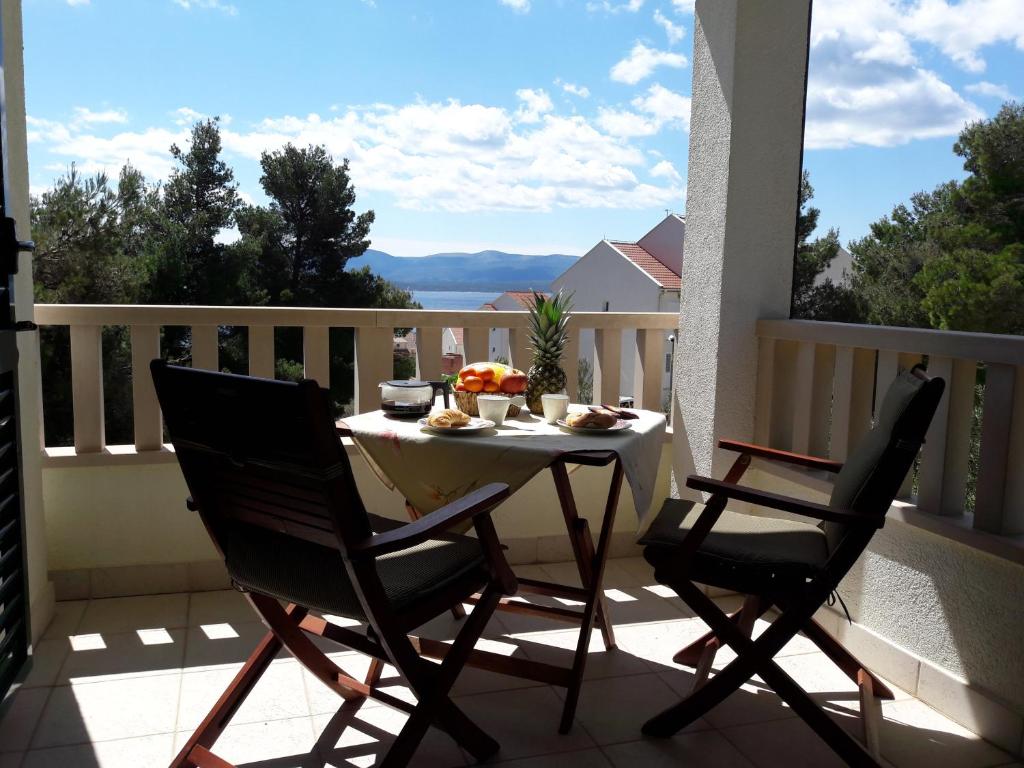 d'une table et de deux chaises sur un balcon avec vue. dans l'établissement Tia Maria, à Bol